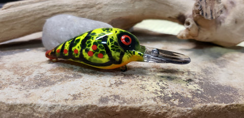 thumbnail image 2 of Ez's Lures Custom Hand-Painted Wiggle Wart Crankbait, 3/8 Oz, Crawfish Pattern, Old School 2 of 5